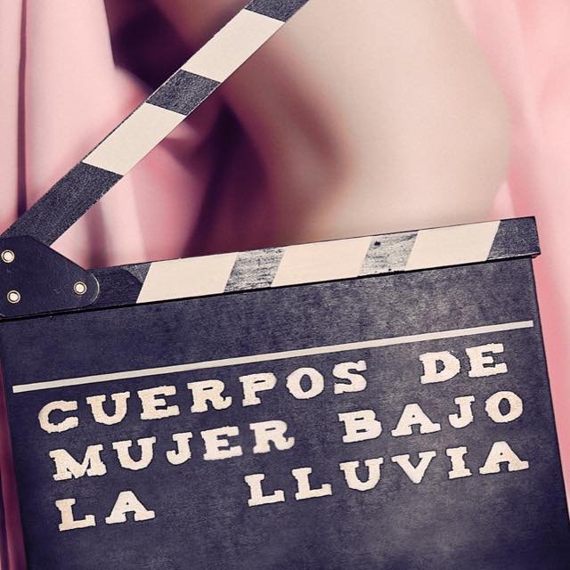 CUERPOS MUJERES BAJO LA LLUVIA